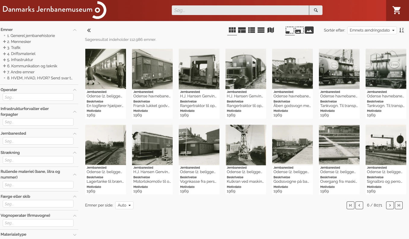 Samlingen på jernbanekilder.dk med et emnehierarki i venstre side og et gitter af historiske sort-hvide jernbanefotografier.