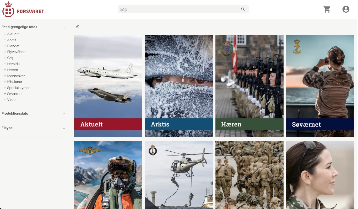 Forsvarets mediearkiv. Til venstre en emnestruktur under Frit tilgængelige fotos med punkterne Aktuelt, Arktis, Flyvevåbnet, Hæren, Søværnet, Missioner, Specialstyrker og Video samt filtre for produktionsdato og filtype; til højre store billedfelter med påskrifterne Aktuelt, Arktis, Hæren og Søværnet, der hver fører videre til en samling.