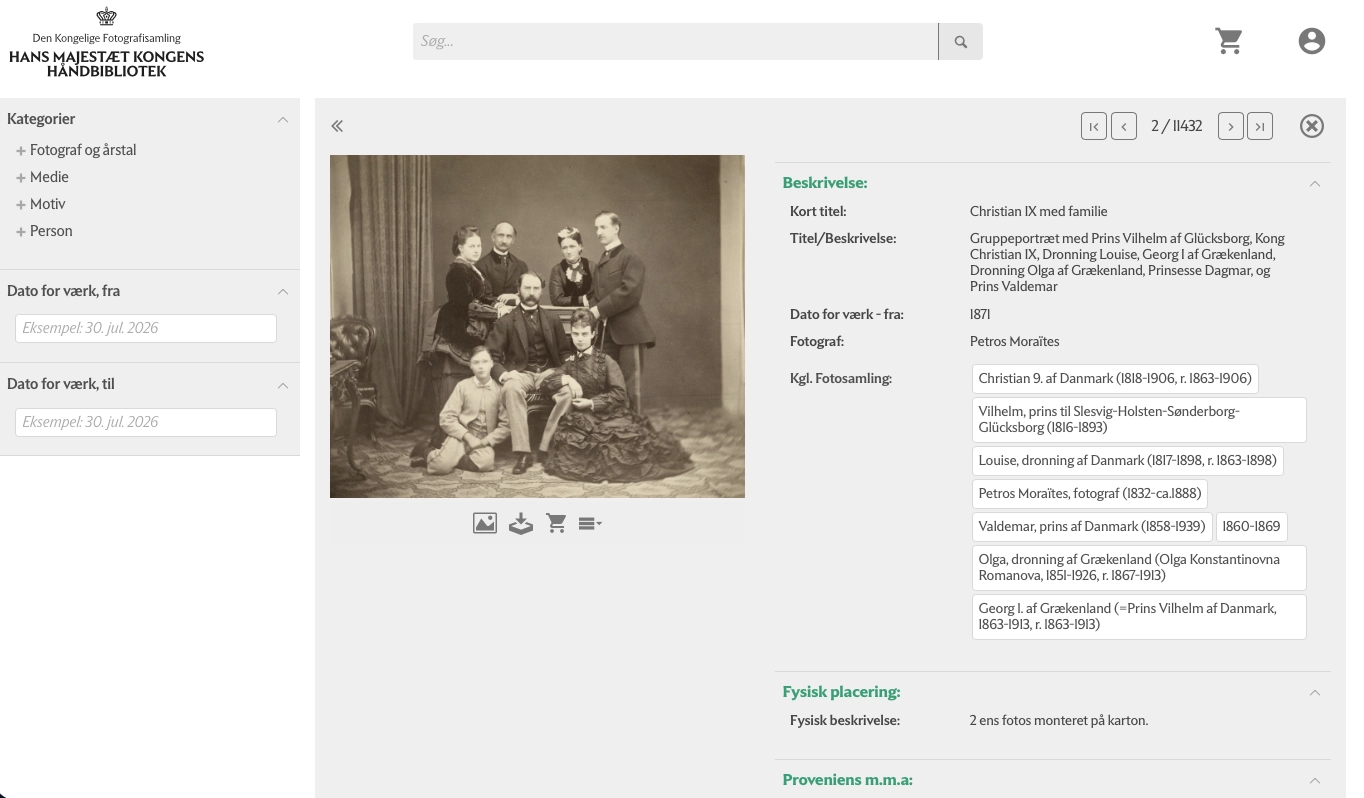 Infokort i Hans Majestæt Kongens Håndbibliotek. Til venstre filtre for kategorier og datointerval; i midten et gruppeportræt fra 1871 med knapper til visning, download og bestilling; til højre registreringen med kort titel Christian IX med familie, beskrivelse, datering, fotografen Petros Moraïtes og en liste over de portrætterede med leveår. Øverst viser en tæller emne 2 af 11.432.