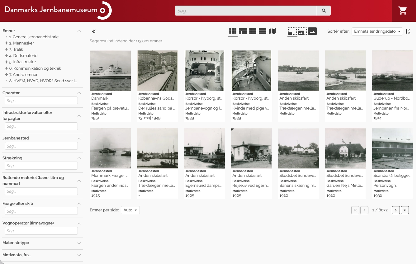 Samlingen på jernbanekilder.dk under Danmarks Jernbanemuseums røde bjælke med søgefelt. I venstre side et nummereret emnehierarki og filtre for blandt andet operatør, jernbanested og strækning; til højre et gitter af historiske sort-hvide jernbanefotografier med jernbanested, beskrivelse og motivdato under hvert billede.